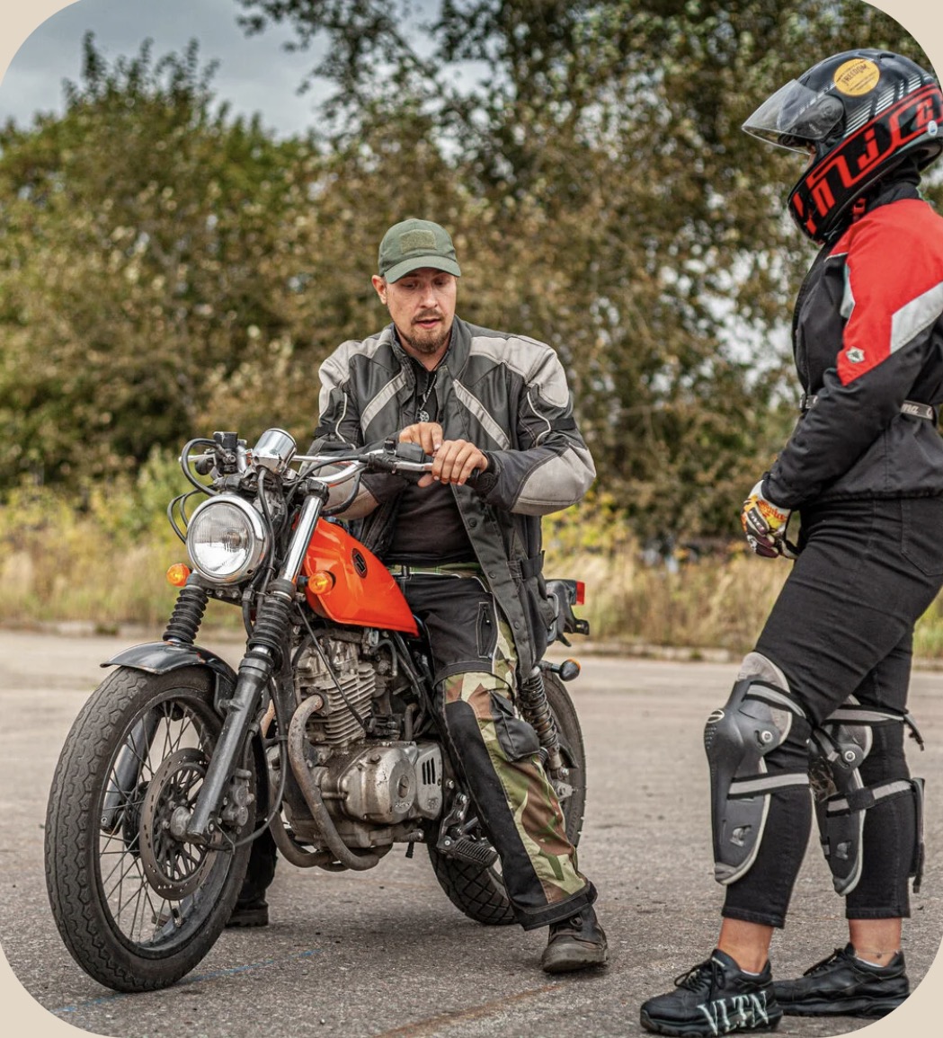 Инструктор и ученик на мотоцикле